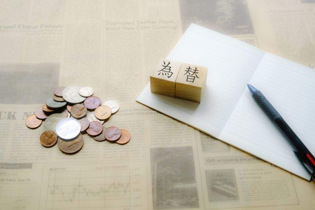 海外のお金と為替と書いてあるブロックの写真