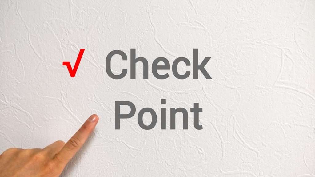 CheckPointと書いた文字を指差ししてる人