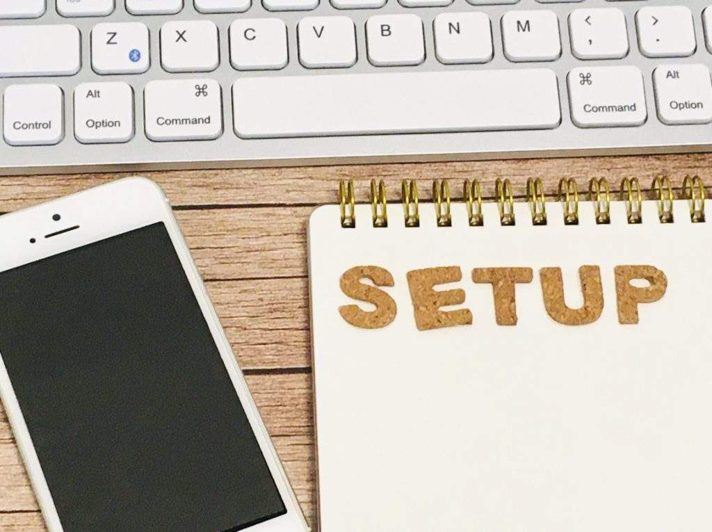 SETUPと書いてる紙と携帯とキーボードの写真