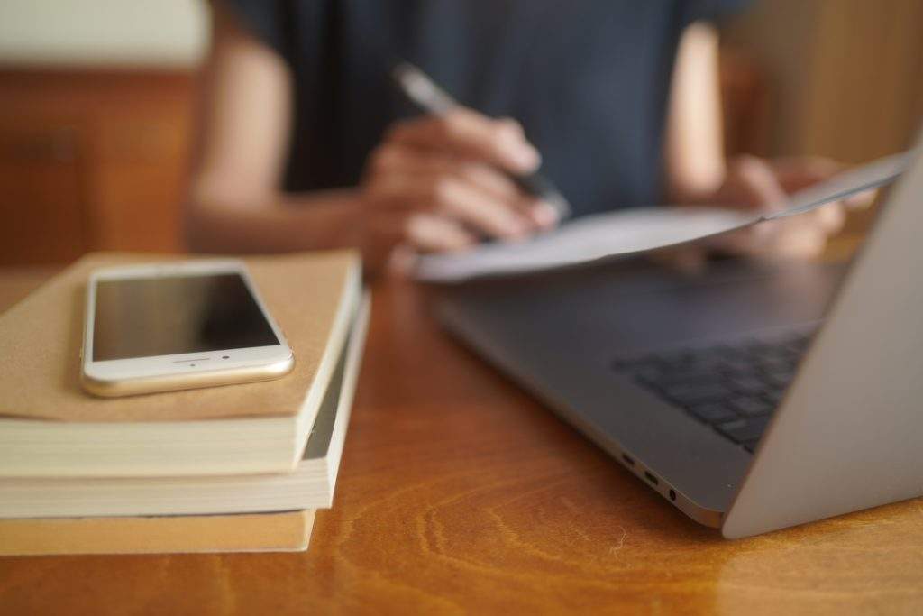 勉強をしている人