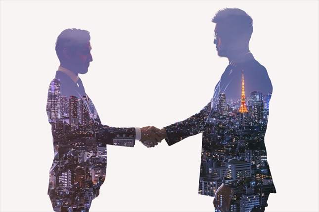 ビジネスマンが握手しているところ