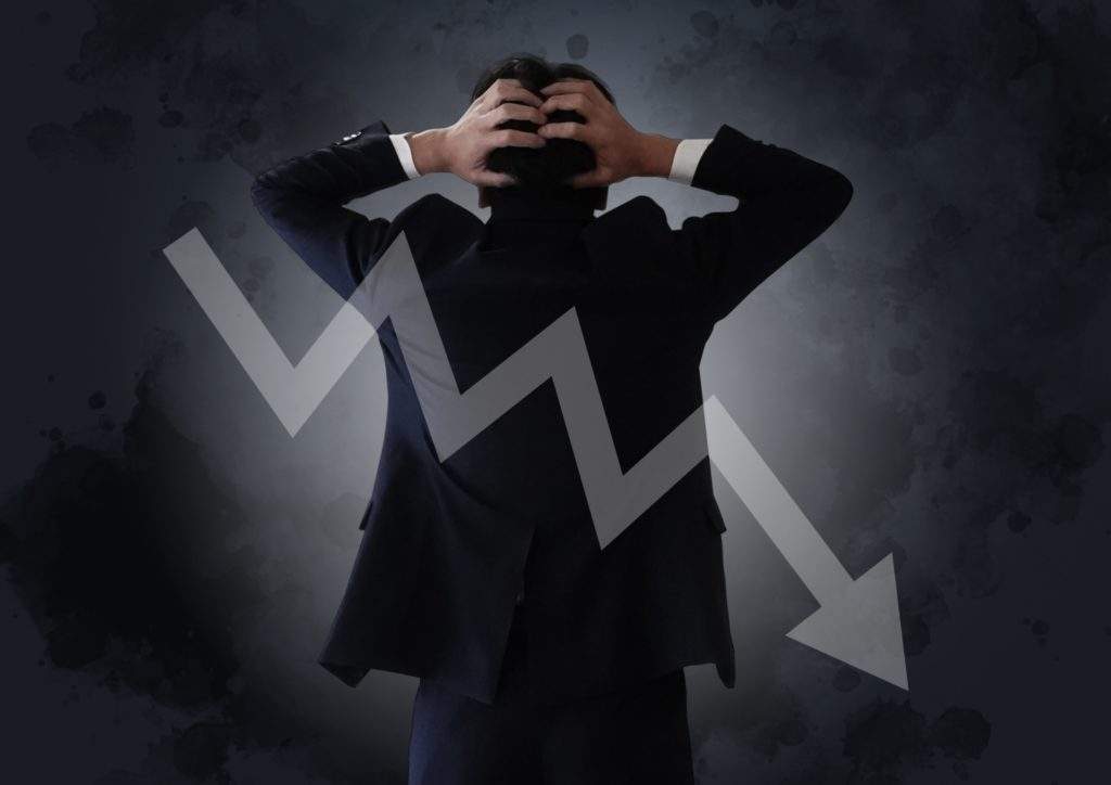 頭を抱えているビジネスマン